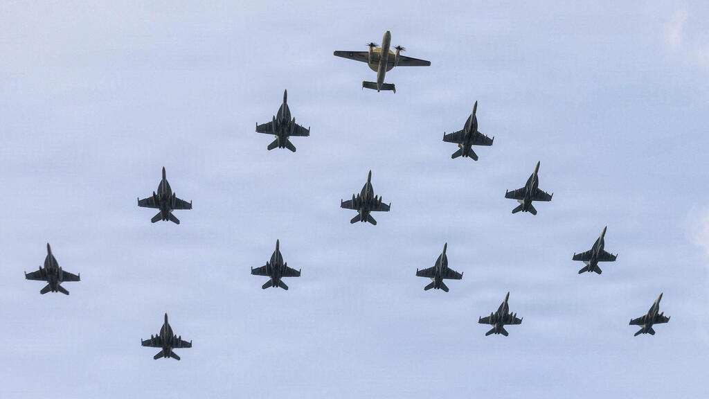 Photo: AFP/ US NAVY / NAVCENT PUBLIC AFFAIRS מטוסי קרב של צבא ארה"ב ב הים הערבי בצילום מ-30 ביוני בצל המתיחות מול איראן
