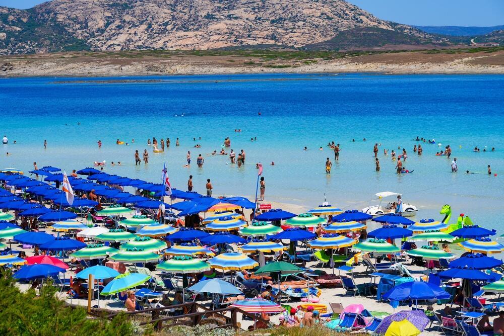 La Pelosa beach on a crowded day (Photo: Alexandre.ROSA / Shutterstock) חוף לה פלוסה ביום עמוס