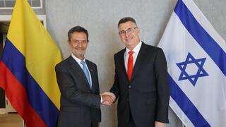 שר החוץ גדעון סער נפגש לפני שעה קלה בוושינגטון עם שר החוץ המיועד של קולומביה עומאר בולה אסקובר