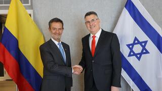 שר החוץ גדעון סער נפגש לפני שעה קלה בוושינגטון עם שר החוץ המיועד של קולומביה עומאר בולה אסקובר