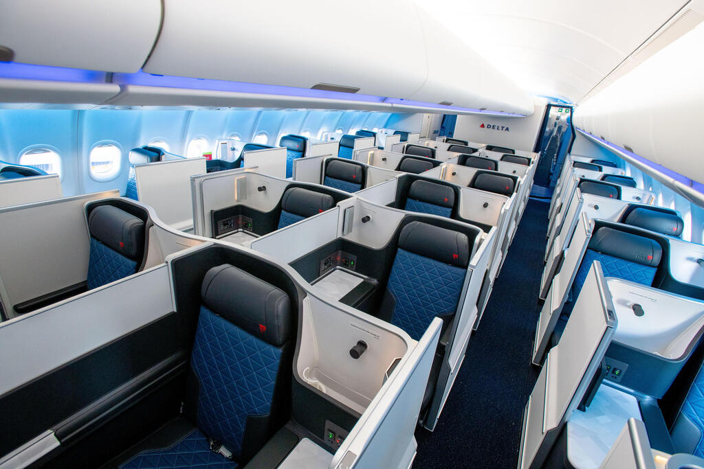 Delta business class (Photo: Delta Air Lines) מחלקת העסקים של דלתא
