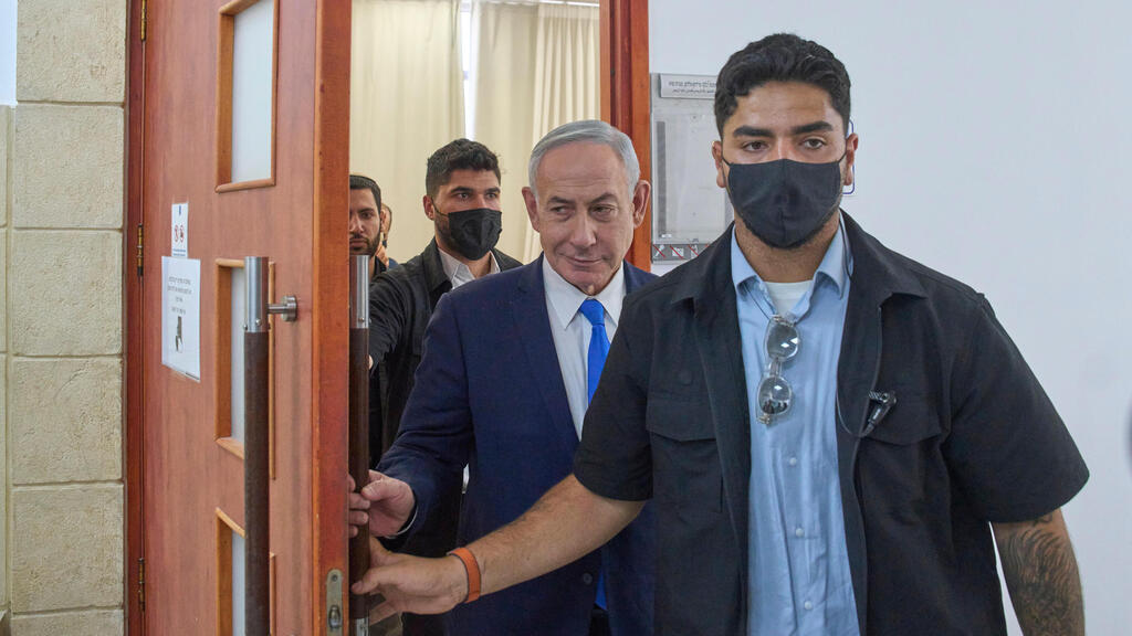 Нетаниягу и его телохранители (Фото: AP Photo/Ohad Zwigenberg) נתניהו נכנס לדיון במחוזי ירושלים