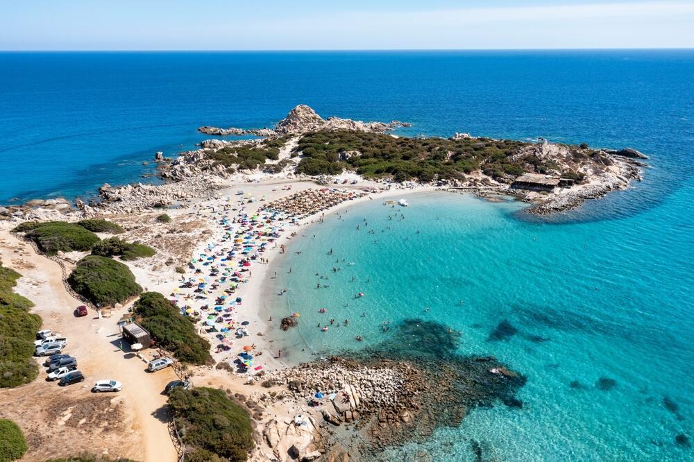 Aerial view of Punta Molentis beach, where umbrellas have become a focus of controversy this summer (Photo: pics721 / Shutterstock) מבט אווירי על חוף פונטה מולנטיס, סמוך לעיירת הנופש הפופולרית וילאסימיוס שבסרדיניה