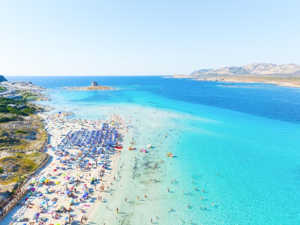 La Pelosa beach in Sardinia, where spontaneous visits are no longer possible (Photo: biletskiyevgeniy.com / Shutterstock) חוף לה פלוסה סרדיניה