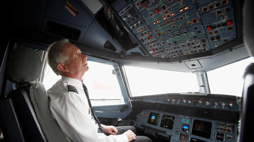 Capt. Chesley ‘Sully’ Sullenberger conducts preflight checks before a flight from New York’s LaGuardia Airport to North Carolina in October 2009 (Photo: REUTERS/Seth Wenig/Pool) קפטן צ'סלי "סאלי" סאלנברגר מבצע את בדיקותיו לפני טיסה מנמל התעופה לה גוארדיה בניו יורק לקרוליינה הצפונית, באוקטובר 2009