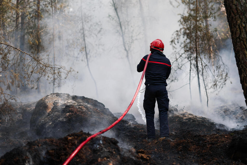 Photo: REUTERS/Stephane Mahe מזג אוויר גל חום צרפת שריפה ליד פריז