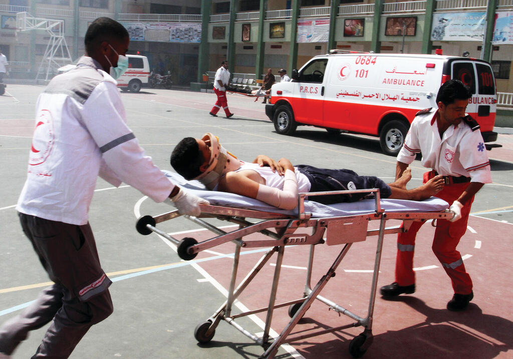 Yousef al-Najjar Hospital in Rafah (Photo: Anadolu, Getty Images) בדיקה של חדרי הקירור. בית החולים יוסף א־נג'אר ברפיח
