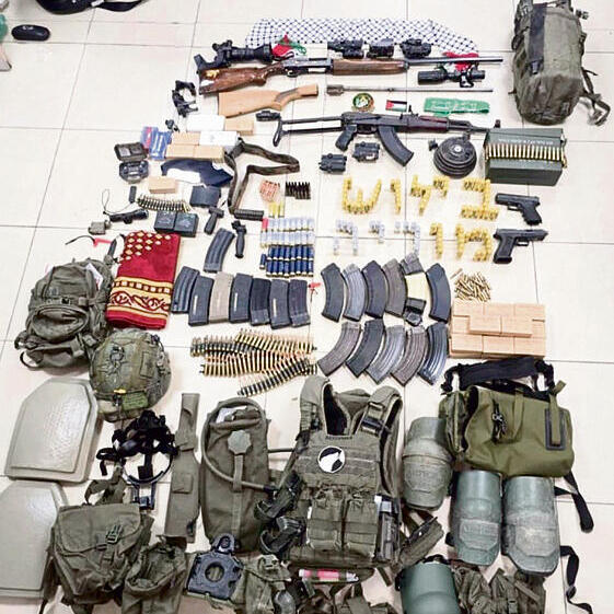 The weapons seized in the Jerusalem apartment of a discharged IDF soldier “זליגה ישירה לשוק הפלילי". האמל"ח שנתפס בדירתו של עריק ירושלמי