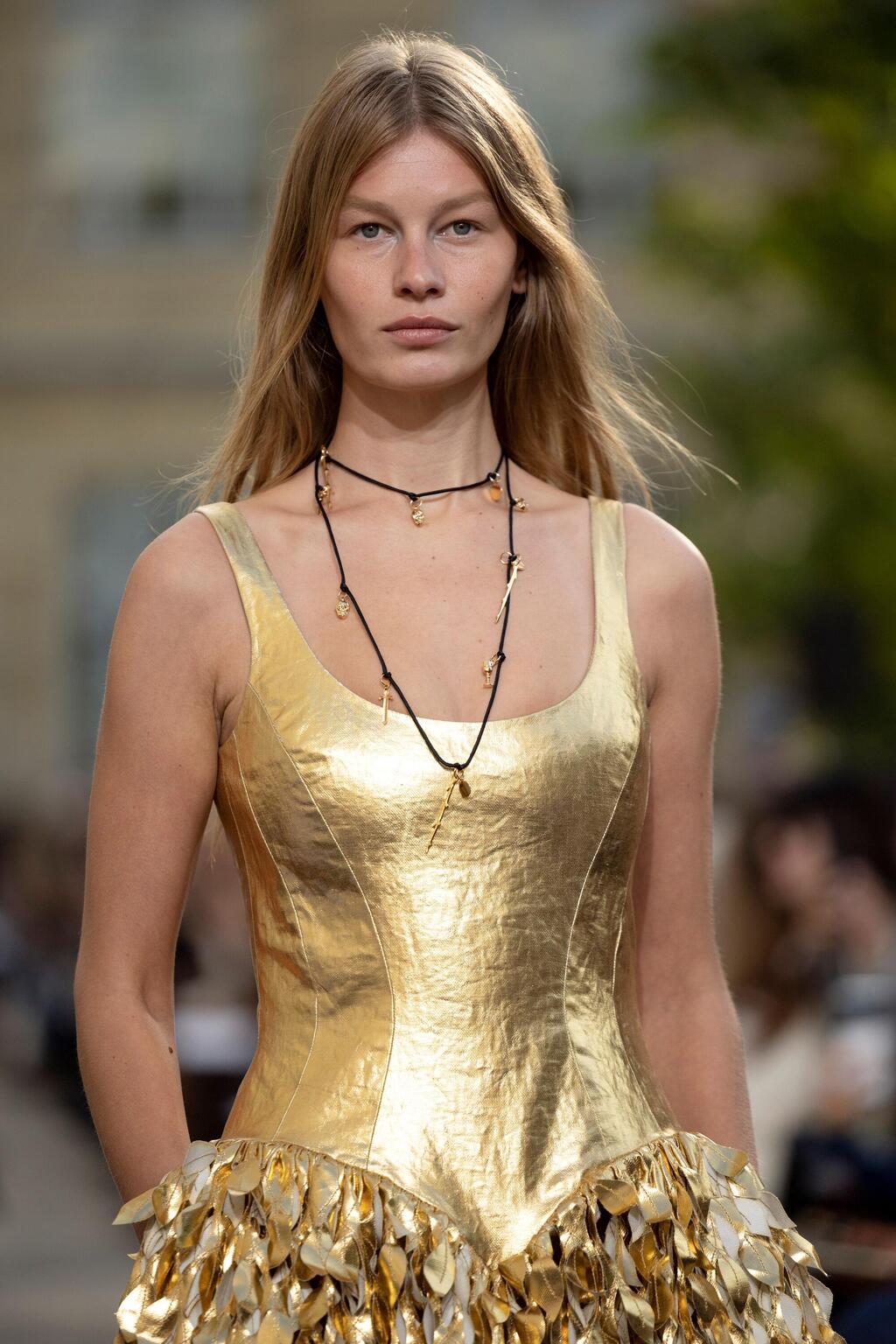 A makeup-free look (Photo: Gettyimages IL/Kiran Ridley) סופיה מצ'טנר שלנו על המסלול של גבריאלה הרסט עם פנים נקיות מאיפור