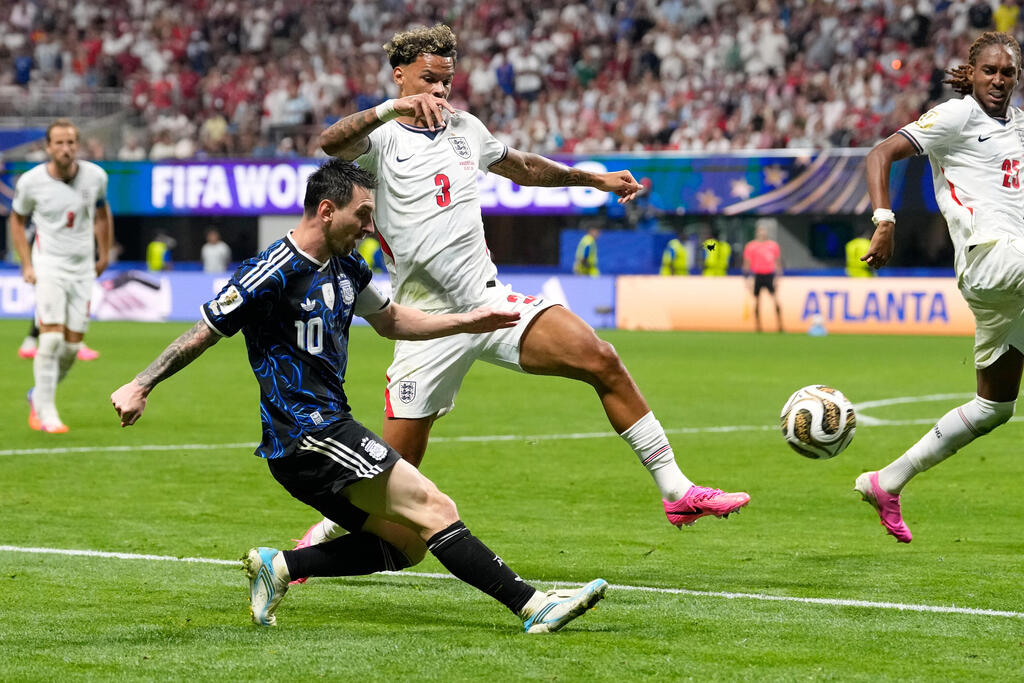 Messi scores the winning goal ( Photo: Rebecca Blackwell/AP) מסי מבשל את שער הניצחון מול אנגליה