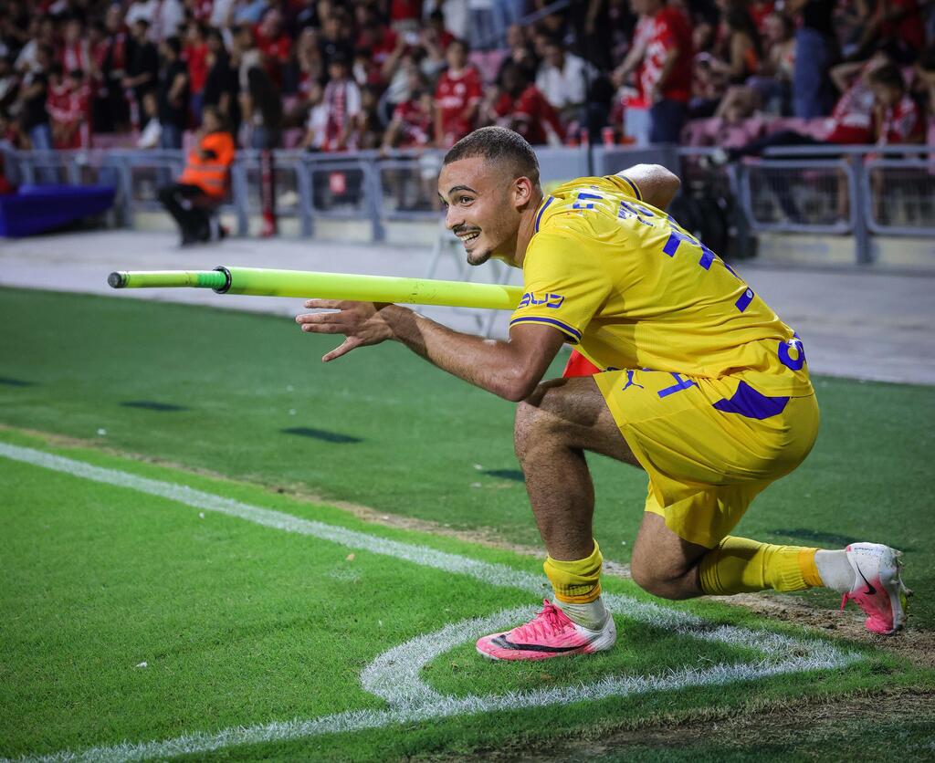Abu Farkhi performs the same signature snooker celebration while playing for Maccabi Tel Aviv (Photo: Oz Moalem) שחקן מכבי ת"א סייד אבו פרחי
