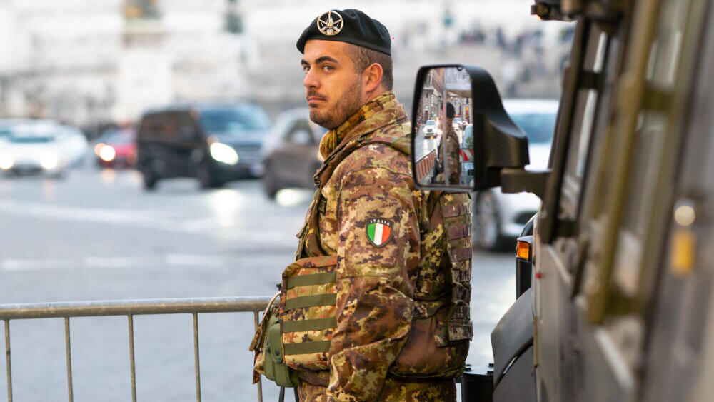 Mediators proposed deploying Italian soldiers to monitor the removal of weapons and Hezbollah terrorists under the pilot program (Photo: Cineberg/Shutterstock) צבא איטליה