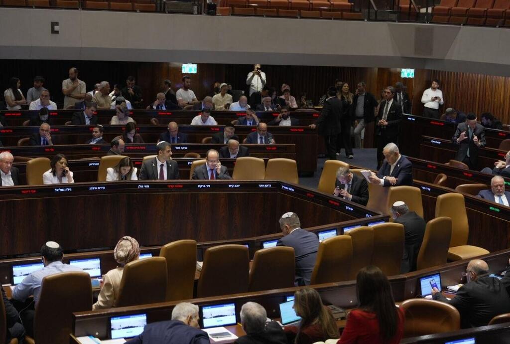 Knesset plenary: Israel is currently going through the most consequential election campaign in its history (Photo: Alex Gamburg) בנימין נתניהו ושלמה קרעי במליאת הכנסת
