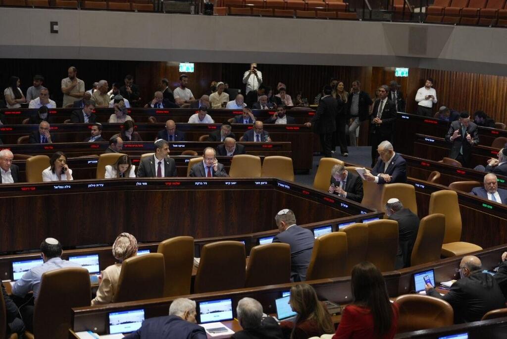 Photo: Alex Gambourg בנימין נתניהו ושלמה קרעי במליאת הכנסת