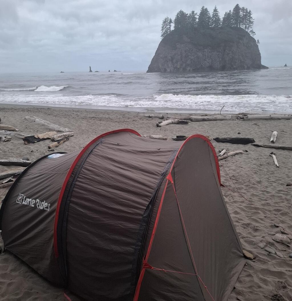 Camping on the beach in the United States (Photo: Courtesy of Nimrod Mellhausen-Hasson) קמפינג על החוף בארה"ב