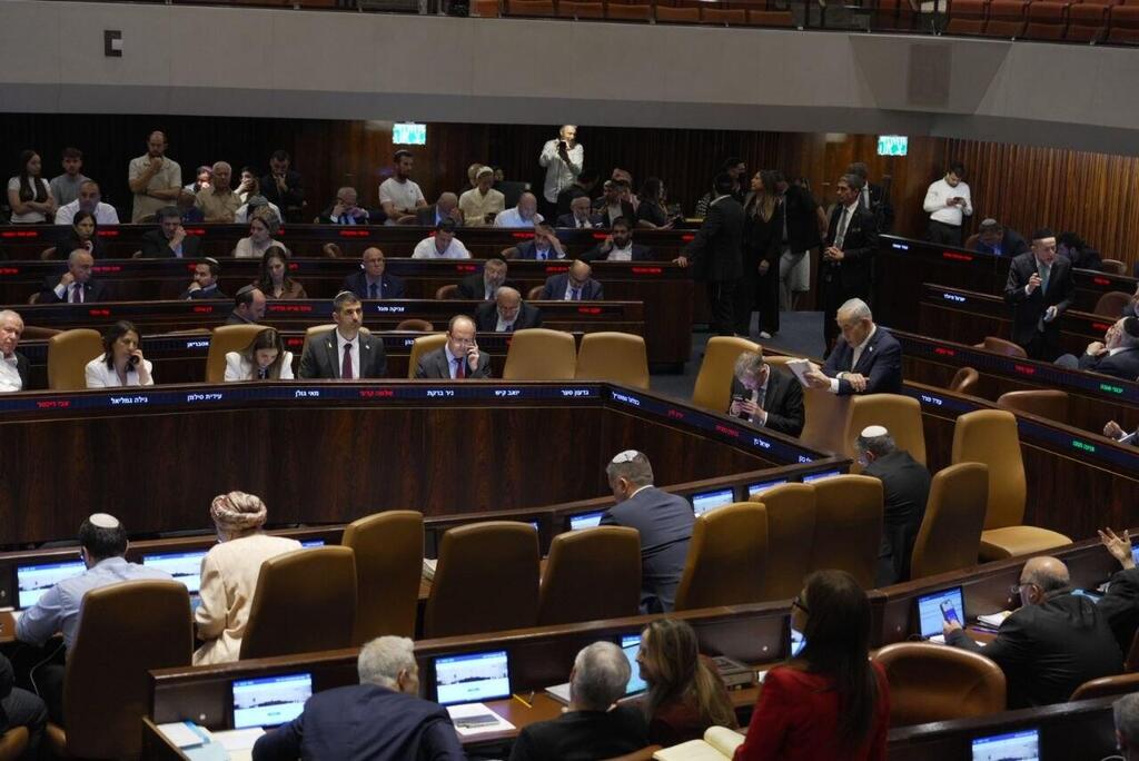 Thursday’s Knesset debate (Photo: Alex Gamburg) בנימין נתניהו ושלמה קרעי במליאת הכנסת