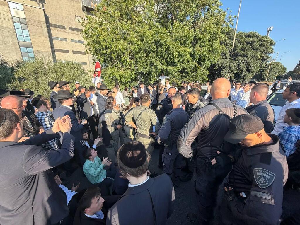 Демонстрация ортодоксов против призыва (Фото: Коби Куанкес) הפגנה של הפלג הירושלמי בכביש גהה
