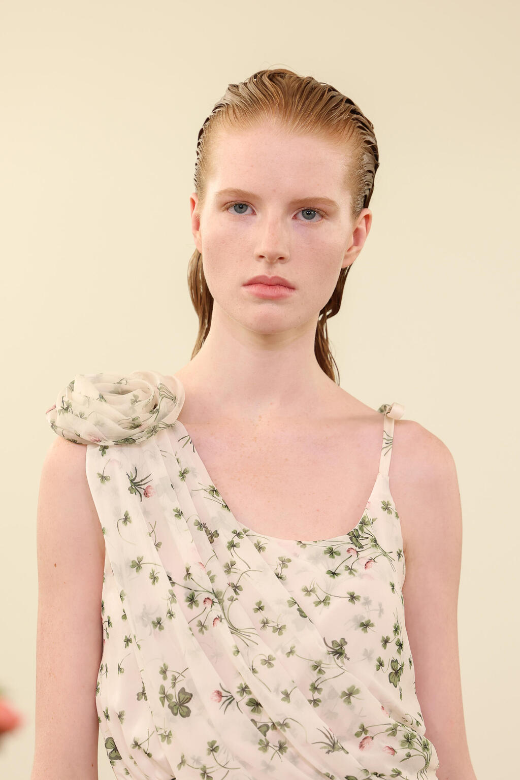 Model with slicked-back hair on the Giambattista Valli runway (Photo: Gettyimages IL/Pascal Le Segretain) דוגמנית עם שיער משוך לאחור על המסלול של ג'יאמבטיסטה ואלי