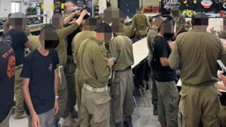חיילי מילואים בכניסה לחדר האוכל