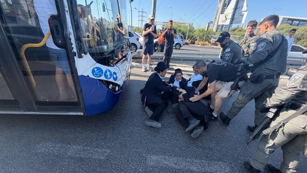 Демонстрация ортодоксов против призыва (Фото: Коби Куанкес) הפגנה של הפלג הירושלמי בכביש גהה