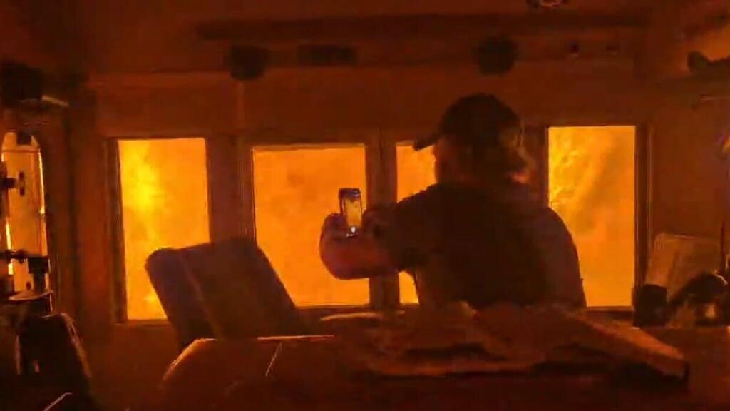 Train worker surrounded by flames קנדה שריפה רכבת בין הלהבות