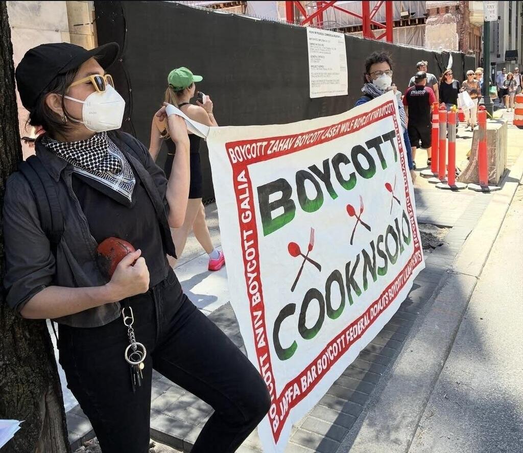 Protests against CookNSolo, an Israeli-supporting restaurant group (Photo: BoycottCookNSolo Instagram account) הפגנות נגד מסעדת סולו שתומכת בישראל