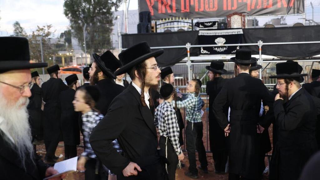 Ultra-Orthodox members of the Sanz Hasidic community protest outside Military Prison 10 (Photo: Moti Kimchi) הפגנה של חרדים, חסידי צאנז מחוץ לכלא 10