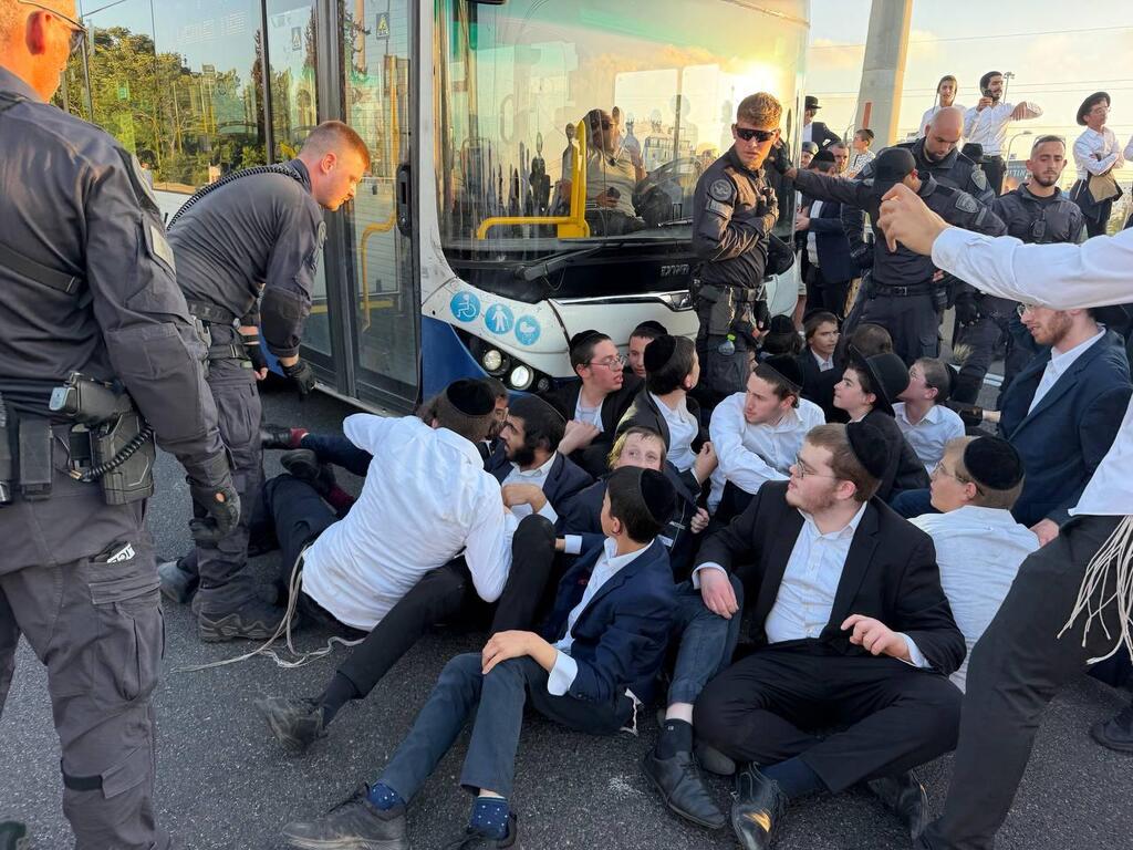 Road closures on Geha Highway during a Jerusalem Faction protest in July (Photo: Kobi Koankes) הפגנה של הפלג הירושלמי בכביש גהה
