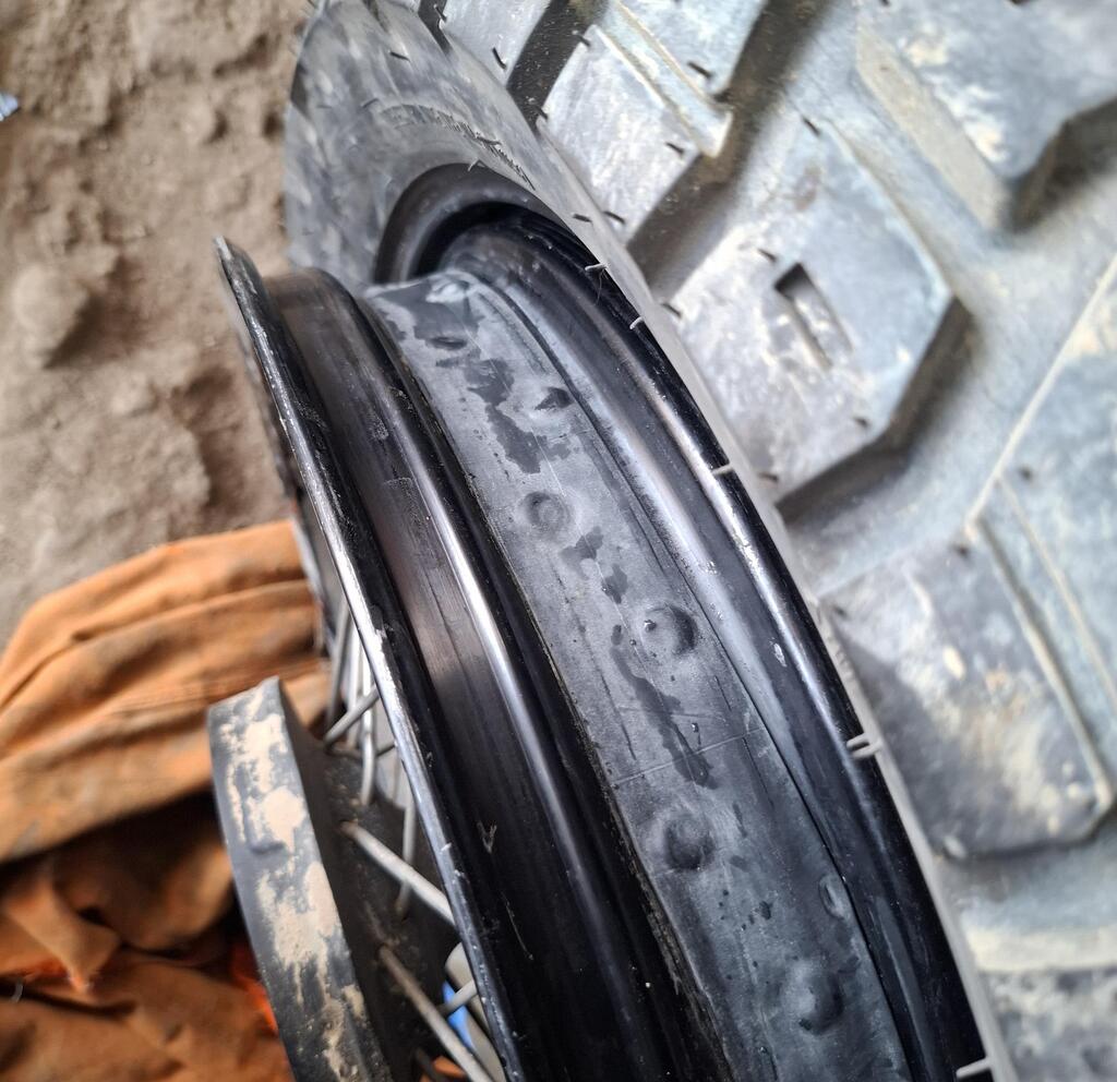 Repairing a flat tire in Peru (Photo: Courtesy of Nimrod Mellhausen-Hasson) פנצ'ר בפרו