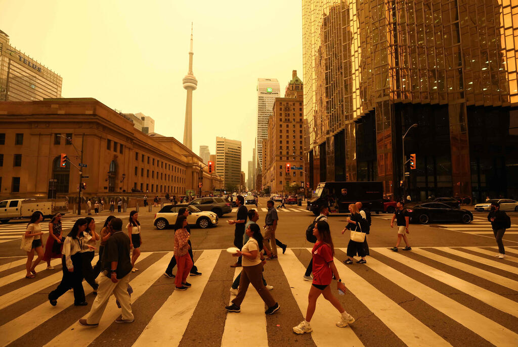 Toronto looks orange from flames (Photo: Cole Burston / AFP) קנדה שריפות עשן טורונטו