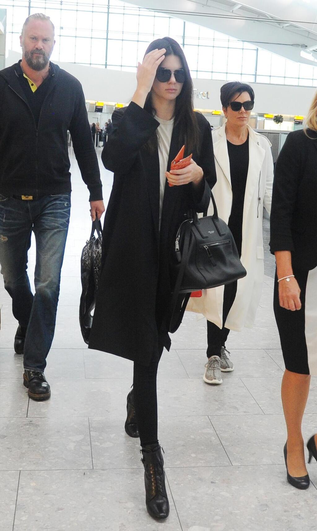 "נוח על משכבך בשלום, אח" (צילום: FameFlynet.uk.com) קנדל ג'נר מאבטח