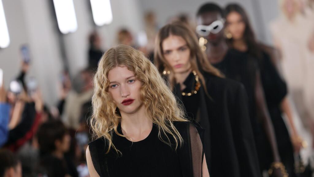 Model wearing smudged lipstick at the Sportmax show (Photo: Gettyimages IL/Vittorio Zunino Celotto) דוגמנית עם ליפסטיק מרוח בתצוגה של ספורטמקס