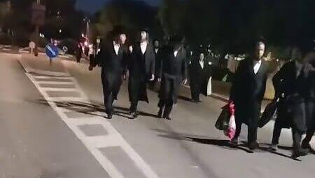 תיעוד: חרדים, חסידי צאנז חוצים וחוסמים את כביש הגישה בכפר יונה אל שכונת גבעת אלונים בדרכם להפגנה מחוץ לכלא 10 כנגד מעצר עריקים וחוק הגיוס