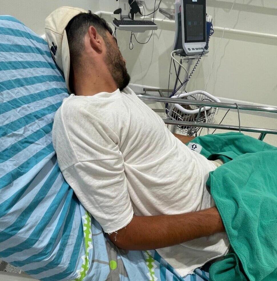 Elad in the hospital after another anxiety attack: 'Three years of stress, fear and vigilance' (Photo: Courtesy of the family) אלעד עמוס חסון ביחד עם אימו אמא שלו