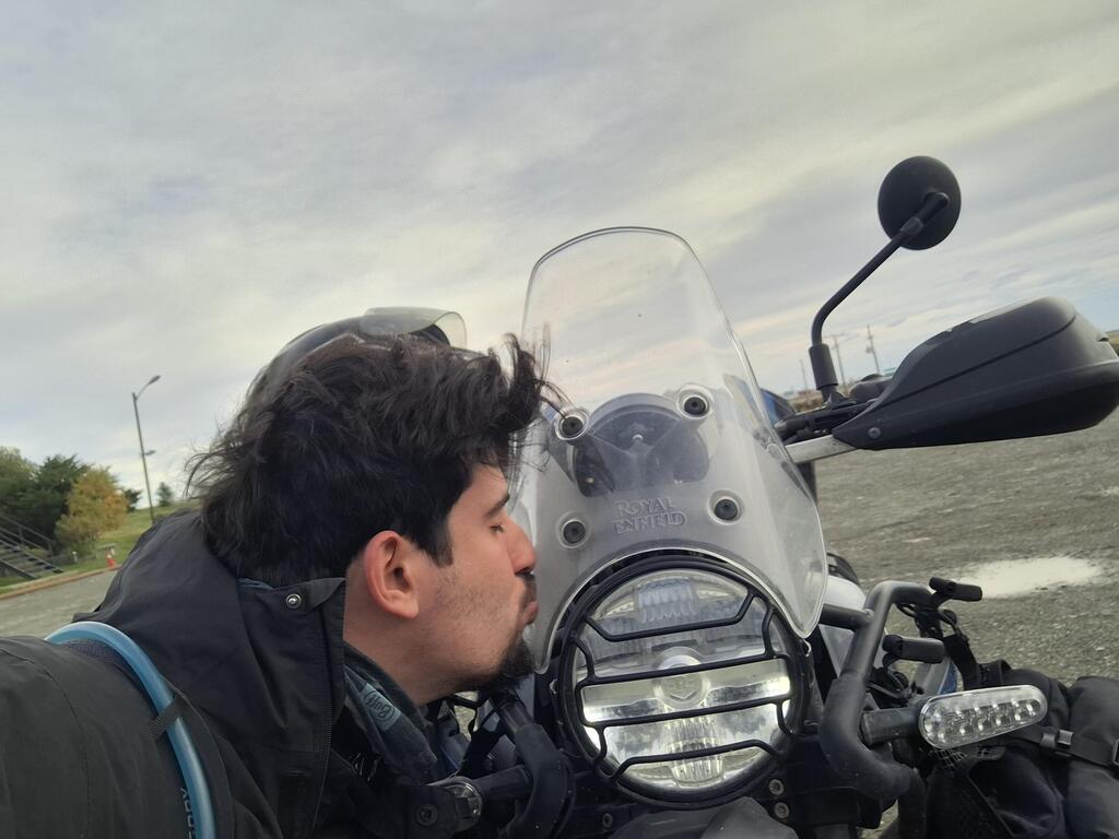 A farewell kiss for the motorcycle at the end of the journey (Photo: Courtesy of Nimrod Mellhausen-Hasson) נשיקת פרידה מהאופנוע בסוף המסע