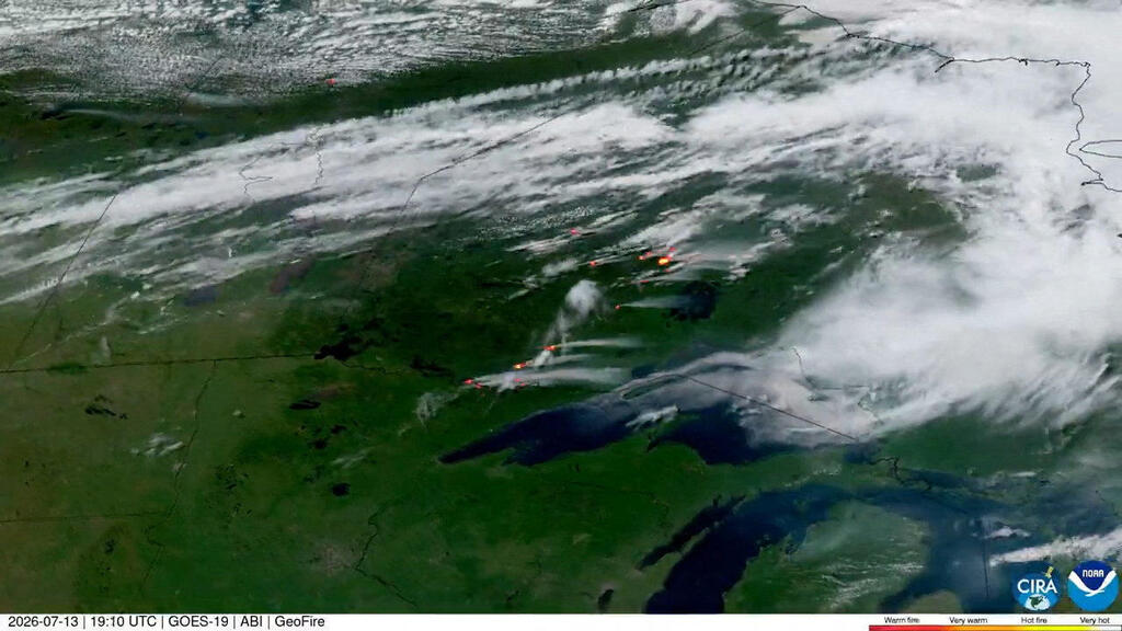 Sattelite documentation of fires and smoke in Ontario and Minnesota (Photo: CSU/CIRA & NOAA/Handout via Reuters) קנדה ארה"ב תמונת לוויין שריפות ב אונטריו ו מינסוטה 13 יולי