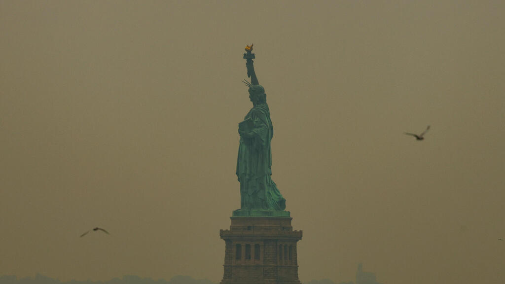 Statue of Liberty shrouded in smoke (Photo: Mike Segar/Reuters) ארה"ב ניו יורק עשן מעל פסל החירות בגלל שריפות ב קנדה