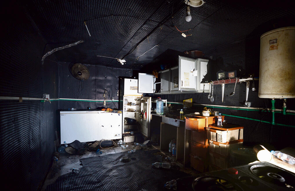 Deep underground: one of the equipped kitchens prepared for Hezbollah terrorists (Photo: Ziv Koren) בטן האדמה: אחד המטבחים המצוידים שעמדו לשימוש מחבלי החיזבאללה