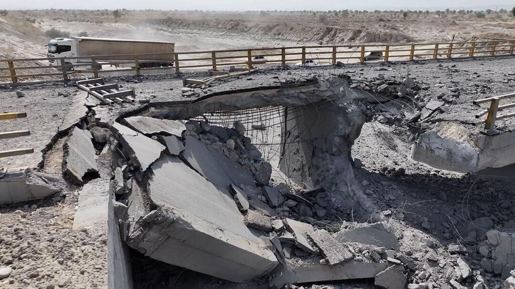 One of the bridges damaged in yesterday’s U.S. strike הגשרים בציר בנדר עבאס-לאר ובאזור העיר בנדר חמיר שהותקפו על ידי ארה"ב