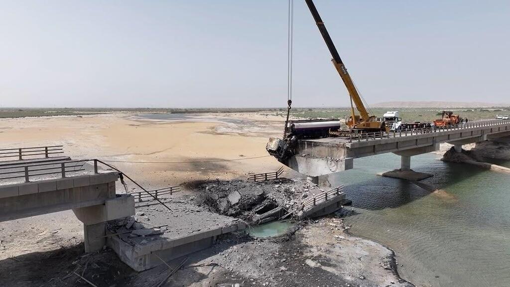 US targets bridges in Iran הגשרים בציר בנדר עבאס-לאר ובאזור העיר בנדר חמיר שהותקפו על ידי ארה"ב