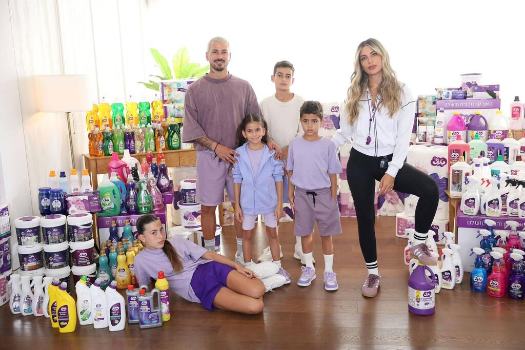 מאור והמשפחה בקמפיין לטאצ׳ (צילום: אור גפן ) מאור והמשפחה בקמפיין לטאצ׳