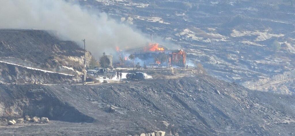 Wildfire destroys home in Havat Gilad (Photo: Fire and Rescue Services) שריפה סמוך לחוות גלעד