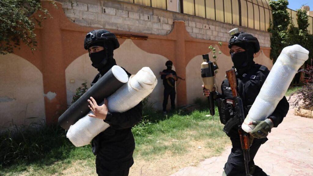 Members of Syria’s Interior Ministry carry missiles and other weapons that authorities said were confiscated during an operation near the al-Tanf border crossing, July 16, 2026 (Photo: Syrian Interior Ministry) Members of Syria’s Interior Ministry carry missiles and other weapons that authorities said were confiscated during an operation near the al-Tanf border crossing, July 16, 2026