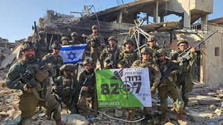 מחלקה 2, פלוגה א, גדוד 8207, על רקע הבית שבו נפל מפקדם