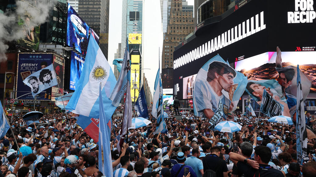 42nd Street and Broadway became Buenos Aires as Argentina fans took over (Photo: REUTERS/Amanda Perobelli) אוהדי ארגנטינה