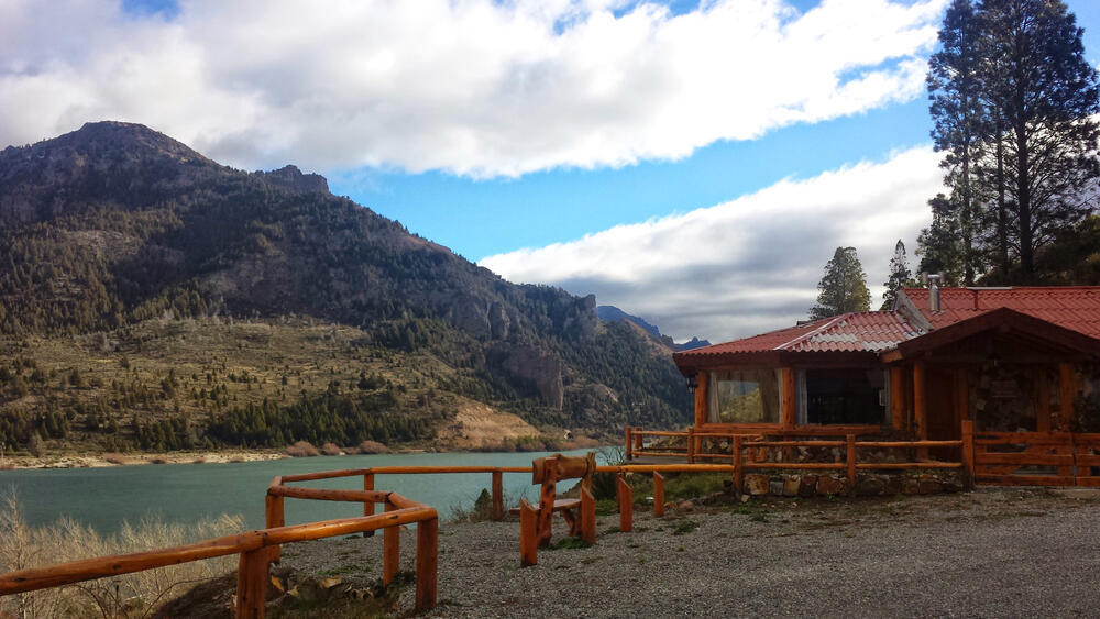 Bariloche, a remote and favored destination (Photo: Gilmar Magi/Shutterstock) מקום עם נוף לאגם באזור ברילוצ'ה.