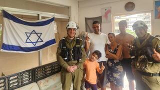 ה משלחת מ ישראל  בבית של משפחה ב ונצואלה שהכינו דגל ישראל לכבוד המשלחת 