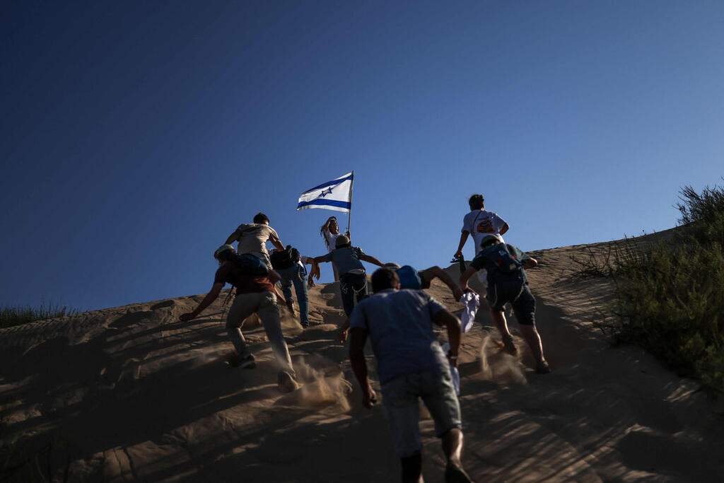 Israeli settler activists run toward the Gaza Strip (Photo: Ilia YEFIMOVICH / AFP) צעדת אנשי ימין לעבר עזה