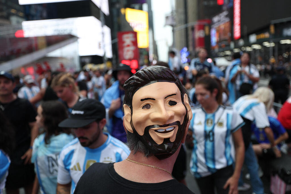 Messi in every corner (Photo: REUTERS/Amanda Perobelli) אוהדי ארגנטינה