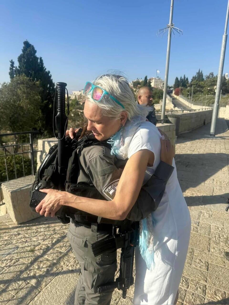 Cydney Galbraith embraces a soldier in Jerusalem 